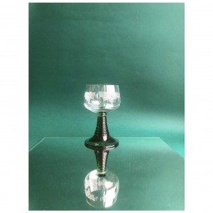 Francuskie kieliszki z zieloną nóżką i grawerem