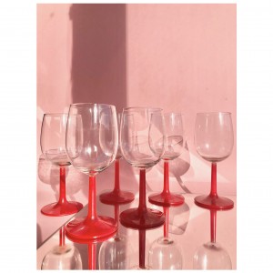 Kieliszki z czerwoną nóżką do wina