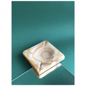 Duża, kwadratowa popielnica z kamienia