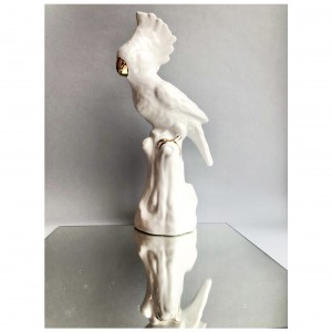 Porcelanowa papuga ze złotymi detalami