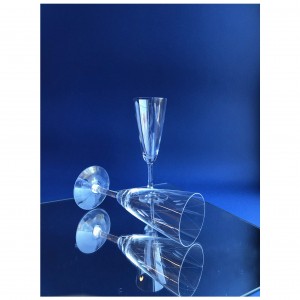 Delikatne kieliszki do szampana