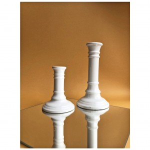 Dwa białe świeczniki z Portugalii